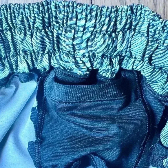 Lululemon Women’s Hotty Hot Low Rise Multi Colored Shorts Size 4 Tall - Picture 7 of 14